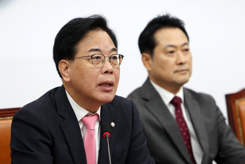 [서울=뉴시스] 김명년 기자 = 송언석 국민의힘 원내대표가 3일 오전 서울 여의도 국회에서 열린 최고위원회의에서 발언하고 있다. 2025.11.03. kmn@newsis.com