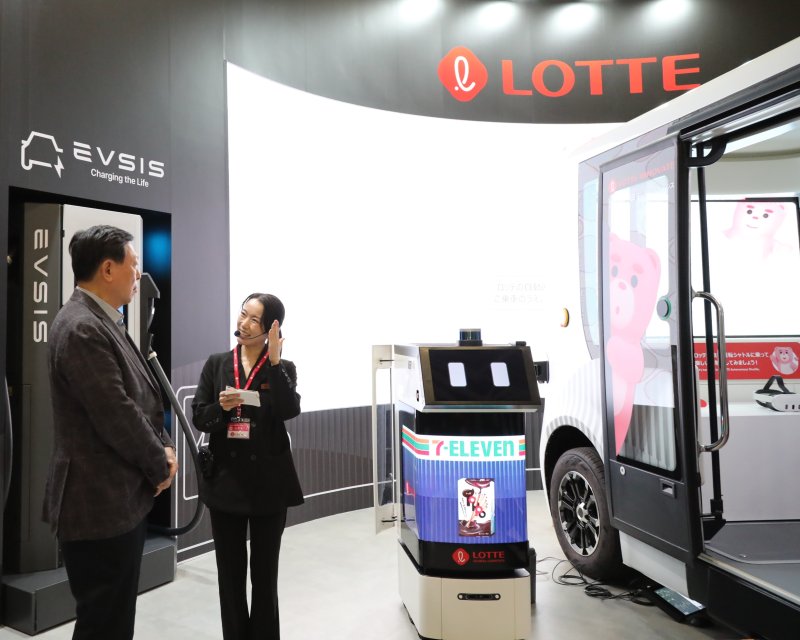 신동빈 롯데 회장은 3일 일본 도쿄에서 열리고 있는 ‘재팬모빌리티쇼 2025’를 방문해 2차전지 소재, 수소 사업, 자율 주행 등 그룹이 추진하고 있는 모빌리티 사업을 점검했다. 신 회장이 롯데관을 찾아 자율주행 기술에 관한 설명을 듣고 있다. (사진=롯데지주 제공) *재판매 및 DB 금지