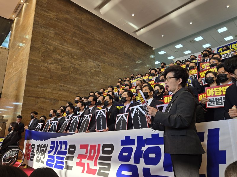 4일 국민의힘 의원들이 로텐더홀 앞에서 침묵 시위를 진행하고 있다.뉴스1 ⓒ News1 손승환 기자