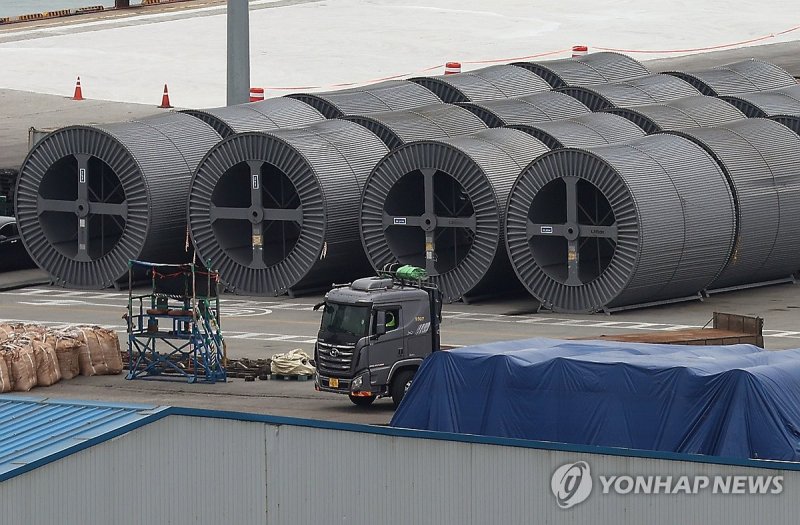 경기도 평택항에 쌓여 있는 철강 제품 (출처=연합뉴스)