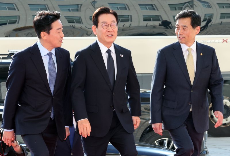 이재명 대통령이 4일 내년도 정부 예산안에 대한 시정연설을 하기 위해 서울 여의도 국회에 도착하고 있다. 2025.11.4/뉴스1 ⓒ News1 국회사진기자단