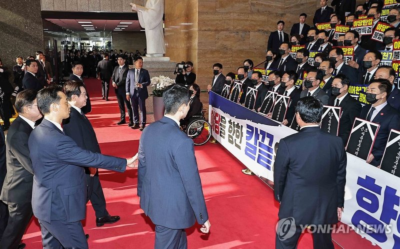 시위하는 국민의힘 의원들 앞 지나는 이 대통령 (출처=연합뉴스)