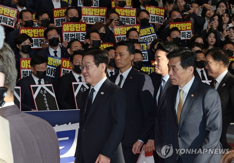 시위하는 국민의힘 의원들 앞 지나는 이 대통령 (출처=연합뉴스)