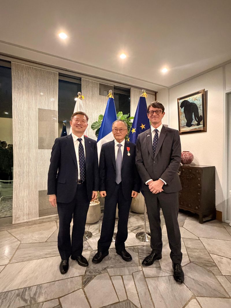 프랑스 정부로부터 레지옹 도뇌르 훈장을 수훈 받은 이상률 전 항공우주연구원 원장(가운데)과 항우연 이상철 원장, 주한프랑스대사 필립 베르투가 기념사진을 촬영하고 있다. 한국항공우주연구원 제공