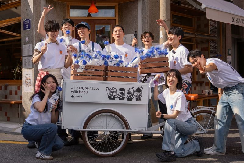 토스플레이스는 20만 가맹점 돌파를 기념해 진행한 오프라인 이벤트 현장. 토스플레이스와 하푸 건대본점 임직원들이 함께 기념촬영을 하고 있다. 토스 제공