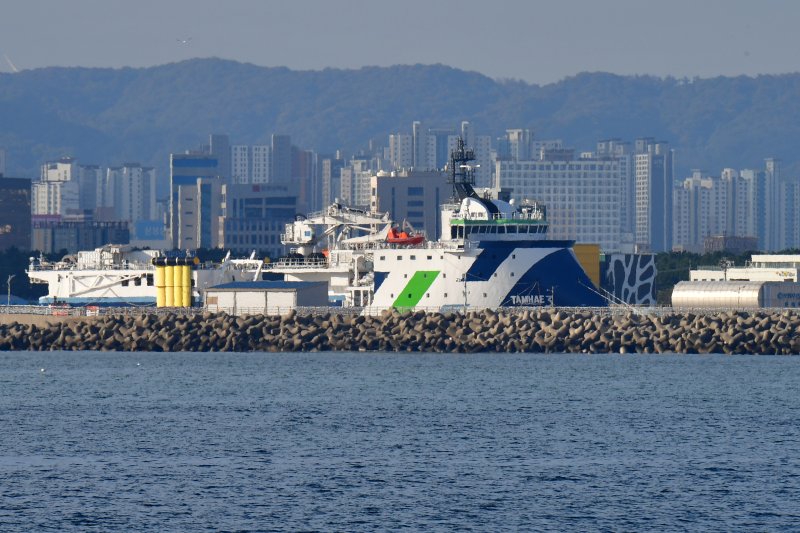 한국지질자원연구원의 물리탐사선 탐해3호(6000톤급)가 3일 오전 경북 포항시 북구 여객선터미널 옆 전용부두에 정박해 있다. 2025.11.3/뉴스1 ⓒ News1 최창호 기자