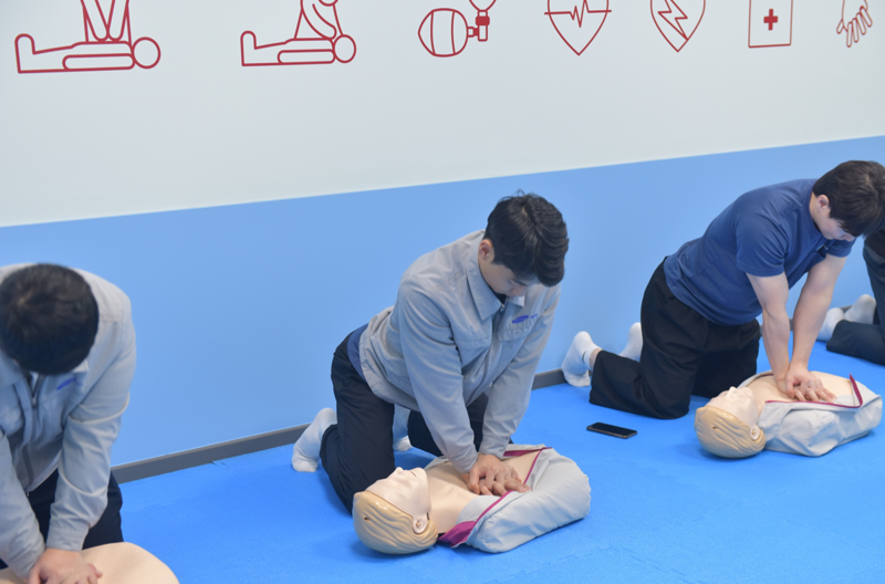 삼성전기가 개최한 협력사 대상 안전 환경 워크숍에서 참가자들이 심폐소생술을 연습해 보고 있다. 삼성전기 제공