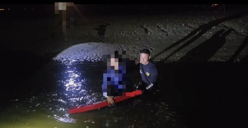 태안해경 구조대가 갯벌 고립자를 구조 중인 모습. (태안해경 제공, 재판매 및 DB금지) / 뉴스1