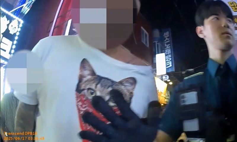 주취폭력자가 난동을 피우는 모습. (사진=평택경찰서 제공) *재판매 및 DB 금지