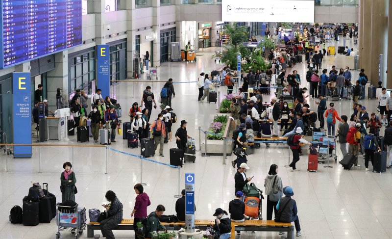 여행객들이 인천국제공항 1터미널로 귀국하고 있다. ⓒ News1 오대일 기자