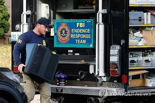 핼러윈 테러공모자 주거지에서 압수수색중인 FBI 요원 (출처=연합뉴스)