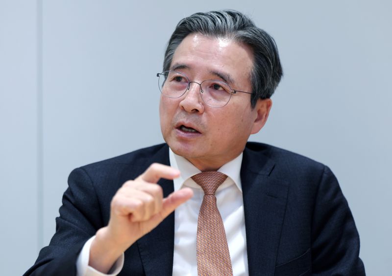 김용범 대통령실 정책실장이 지난 3일 용산 대통령실에서 경제지 공동인터뷰를 진행하고 있다.