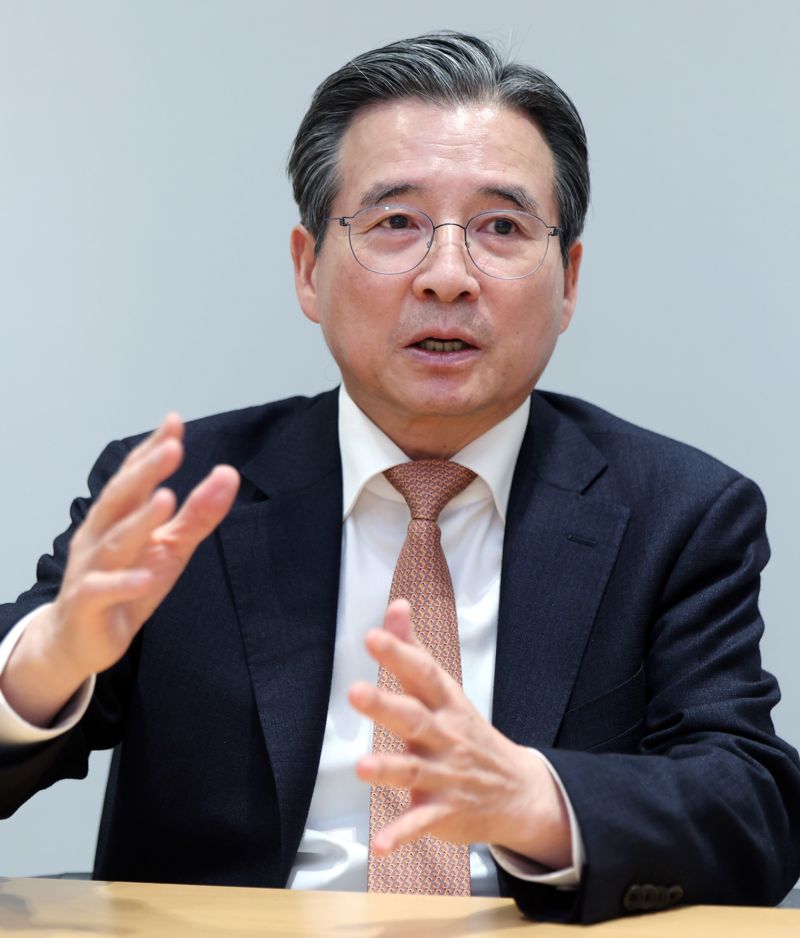 김용범 대통령실 정책실장이 지난 3일 용산 대통령실에서 경제지 공동인터뷰를 진행하고 있다.