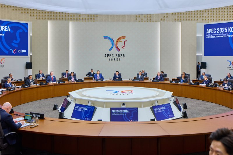 이재명 대통령이 지난 1일 경북 경주시 화백컨벤션센터(HICO)에서 열린 2025 아시아태평양경제협력체(APEC) 정상회의 제2세션에서 개회사를 하고 있다. (대통령실 제공. 재판매 및 DB 금지) 2025.11.1/뉴스1 ⓒ News1 이재명 기자