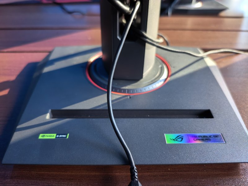 북한 PC방 모니터 스탠드에 붙은 '엔비디아 지싱크'(NVIDIA G-SYNC) 사진. (엑스 'X' 갈무리)