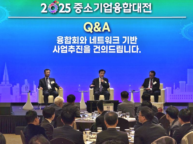 강석진 중진공 이사장(가운데)이 지난 3일(월) 대전 ICC호텔에서 열린 중소기업융합대전 전야제에서 발언하고 있다. 중소벤처기업진흥공단 제공