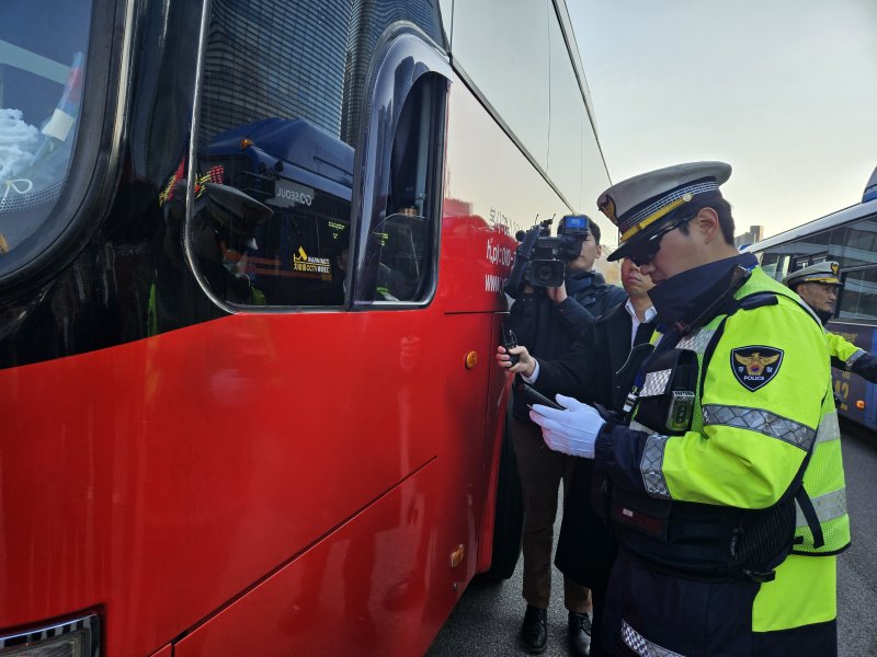 4일 서울시 종로구에서 경찰이 출근 시간, 꼬리물기 운전을 한 관광버스를 상대로 범칙금을 부과하고 있다. 2025.11.04/ⓒ 뉴스1 유채연 기자