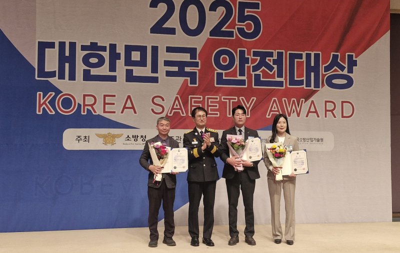 [전주=뉴시스] 전북바이오융합산업진흥원이 (원장 이은미)은 한국프레스센터에서 열린 제24회 대한민국 안전대상 공로상 단체분야에서 '소방청장상'을 수상했다. 오른쪽 이은미 원장 (사진= 전북바이오융합산업진흥원 제공) *재판매 및 DB 금지