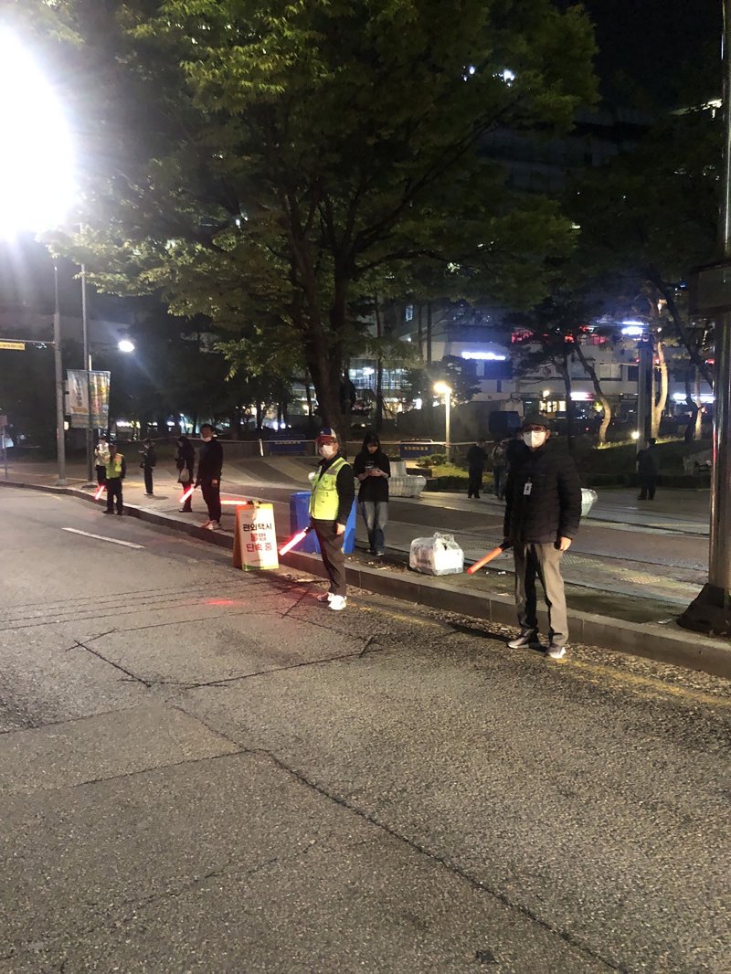 [성남=뉴시스]성남 판교 유스페이스 인근에서 관외택시 불법 영업 합동단속 중인 모습(사진=성남시 제공) 2025.11.04.photo@newsis.com