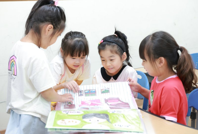 [전주=뉴시스] 전북특별자치도교육청은 교육부가 주관한 시·도교육청 평가에서 3년 연속 '최우수 교육청'에 선정됐다고 4일 밝혔다. 늘봄 프로그램 운영 중인 화정초등학교 모습. (사진=전북교육청 제공) 2025.11.04. photo@newsis.com