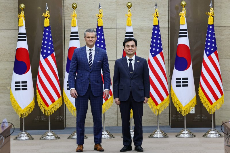 안규백 국방부 장관과 피트 헤그세스 미국 국방부(전쟁부) 장관이 4일 서울 용산 국방부 청사에서 열린 제57차 한미안보협의회의(SCM) 확대회의에서 기념 촬영하고 있다. 사진공동취재단