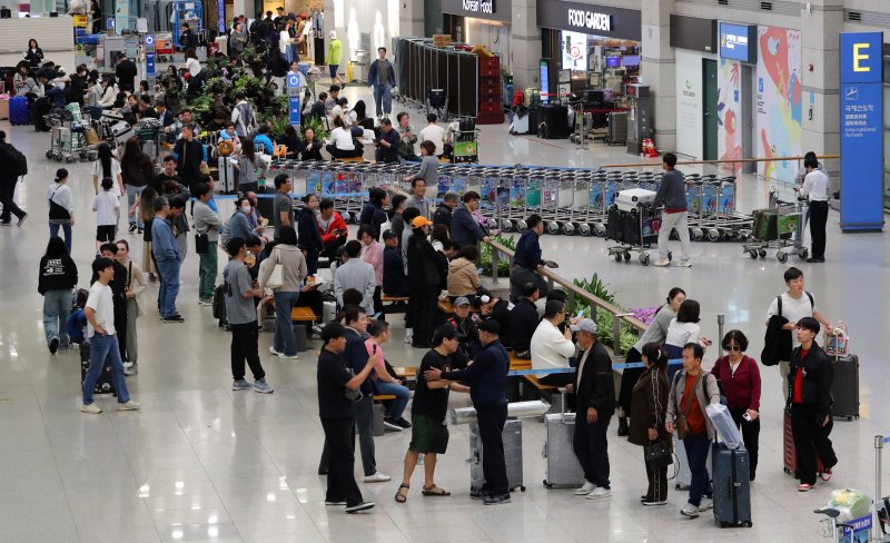 [인천공항=뉴시스] 김혜진 기자 = 10일 오후 인천국제공항 제1터미널 입국장이 추석 명절 연휴 여행을 마치고 귀국한 여행객 등으로 붐비고 있다. 2025.10.10. jini@newsis.com