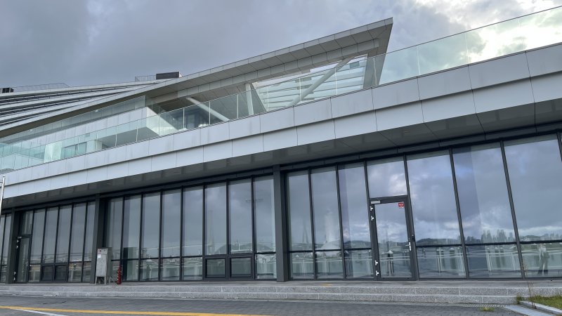 [부산=뉴시스] 이아름 기자 = 지난 2023년 2월 완공된 북항 마리나 클럽하우스. 2015년부터 2024년까지 7차례 공모를 진행했으나 민간 운영자를 찾지 못해 상가와 숙박 등 상업시설이 모두 공실인 상태다. 2025.10.24. aha@newsis.com