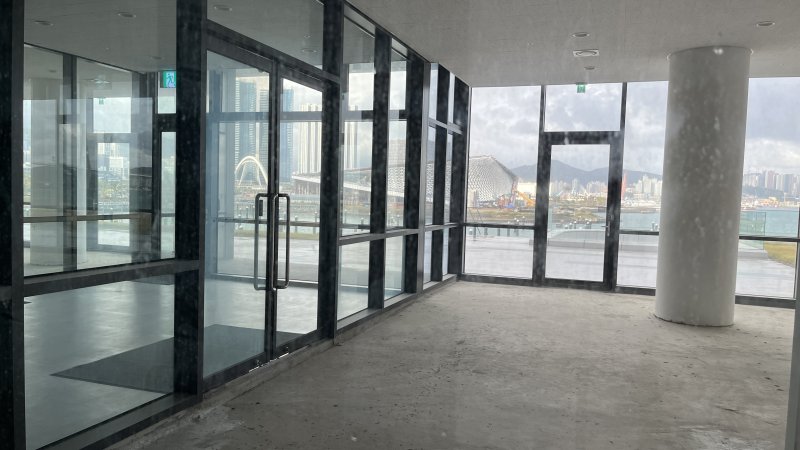 [부산=뉴시스] 이아름 기자 = 지난 2023년 2월 완공된 북항 마리나 클럽하우스. 2015년부터 2024년까지 7차례 공모를 진행했으나 민간 운영자를 찾지 못해 상가와 숙박 등 상업시설이 모두 공실인 상태다. 2025.10.24. aha@newsis.com