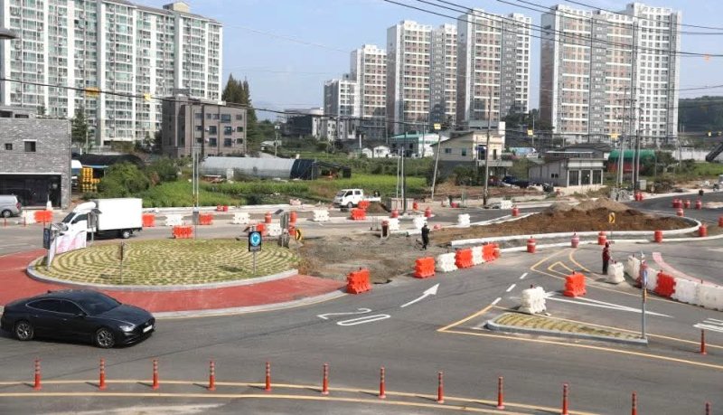 옥천군 옥천읍 장야~상야 도시계획도로 구간 쌍물방울형 회전교차로 /뉴스1