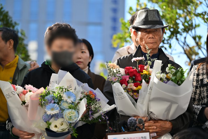 [광주=뉴시스] 이영주 기자 = '청산가리 막걸리 살인 사건'으로 중형을 선고받았던 백모(71·오른쪽)와 딸(41)가 28일 오후 광주 동구 광주지법에서 열린 재심 선고 공판 결과 무죄를 선고받은 뒤 취재진 인터뷰를 하고 있다. 백씨와 딸은 지난 2009년 청산가리를 넣은 막걸리를 아내와 지인에게 마시게 해 숨지게 한 혐의(존속살인 등)으로 2012년 대법원에서 각기 무기징역과 징역 20년 형을 선고받았으나 검찰의 강압수사 의혹이 불거지면서 2023년 9월 재심이 개시, 이날 사건 발생 16여년 만에 무죄를 선고받았다. 2025.1