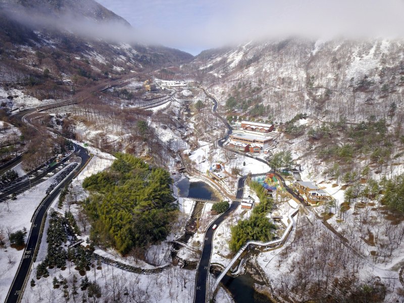 [진주=뉴시스]진주시, '월아산 숲속의 진주' 겨울 전경.(사진=진주시 제공).2025.11.04.photo@newsis.com *재판매 및 DB 금지