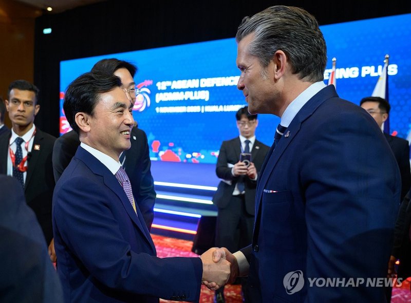 악수하는 안규백-헤그세스 (출처=연합뉴스)