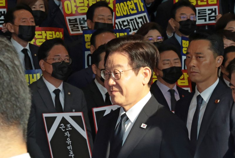 [서울=뉴시스] 국회사진기자단 = 이재명 대통령이 4일 오전 서울 여의도 국회에서 시정연설을 위해 이동하는 가운데 국민의힘 의원들이 검은 양복과 넥타이를 메고 마스크를 착용한 채 침묵시위를 하고 있다. 2025.11.04. photo@newsis.com