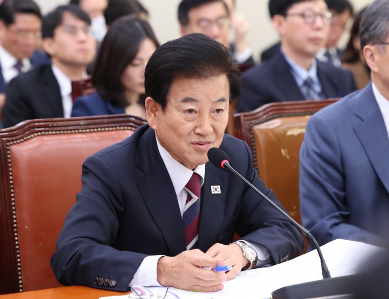 [서울=뉴시스] 김명년 기자 = 정동영 통일부 장관이 지난달 28일 오전 서울 여의도 국회 외교통일위원회에서 열린 외교부-통일부 등에 대한 국정감사에서 질의에 답하고 있다. 2025.11.04. kmn@newsis.com