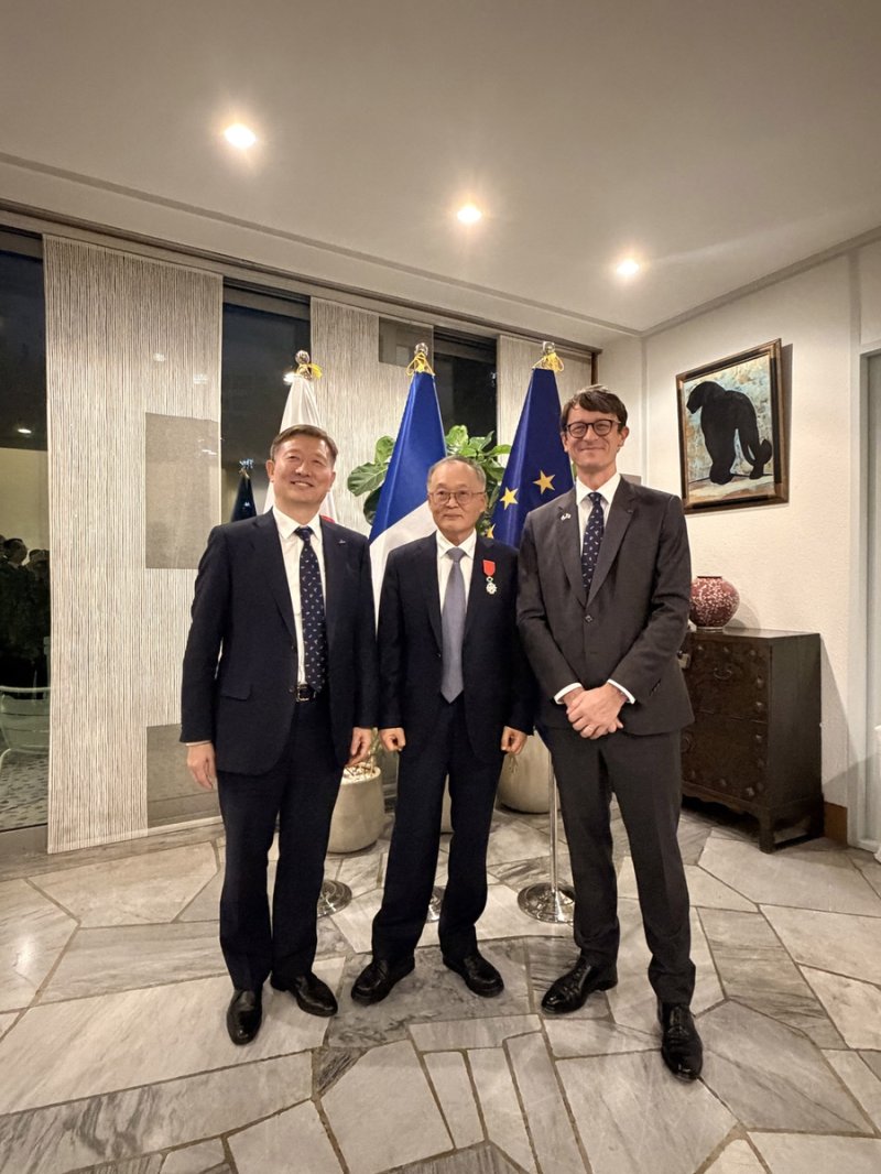 레지옹 도뇌르 수훈한 이상률 전 원장(가운데) (출처=연합뉴스)