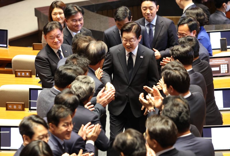 이재명 대통령이 4일 서울 여의도 국회 본회의에서 내년도 정부 예산안에 대한 시정연설을 마치고 의원들의 박수를 받으며 퇴장하고 있다. 2025.11.4/뉴스1 ⓒ News1 국회사진기자단