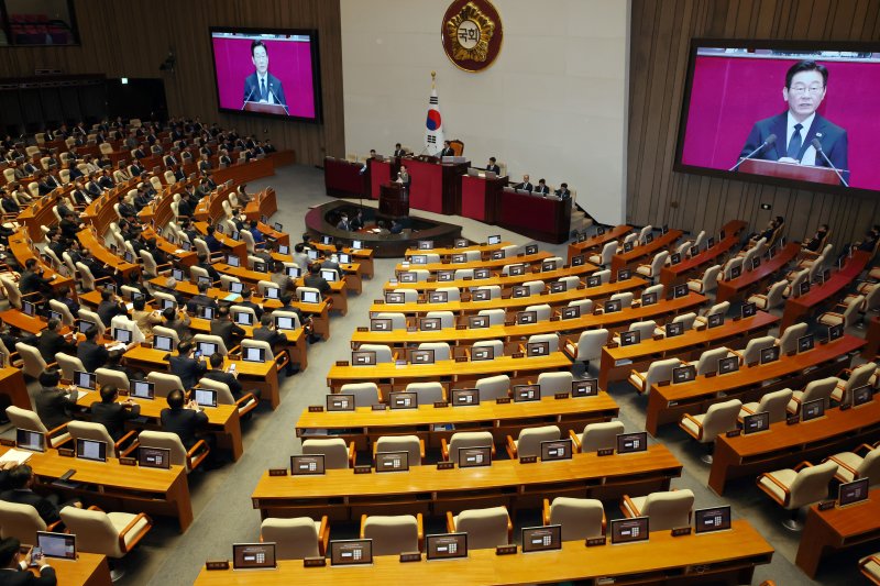 이재명 대통령이 4일 서울 여의도 국회 본회의에서 2026년도 예산안 및 기금운용계획안에 대한 정부의 시정연설을 하는 가운데 국민의힘 의원들이 불참하며 빈자리가 보이고 있다. 2025.11.4/뉴스1 ⓒ News1 국회사진기자단