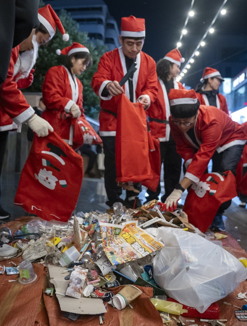 지난달 31일 제주시 연동 누웨마루 거리에서 진행된 '2025 한라산타 - 산타구조대' 첫 활동.(제주관광공사 제공, 재판매 및 DB 금지)