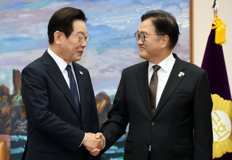 [서울=뉴시스] 국회사진기자단 = 시정연설을 위해 국회를 방문한 이재명 대통령(왼쪽)이 4일 서울 여의도 국회의장 접견실에서 열린 환담에서 우원식 국회의장의 악수를 하고 있다. 2025.11.04. photo@newsis.com