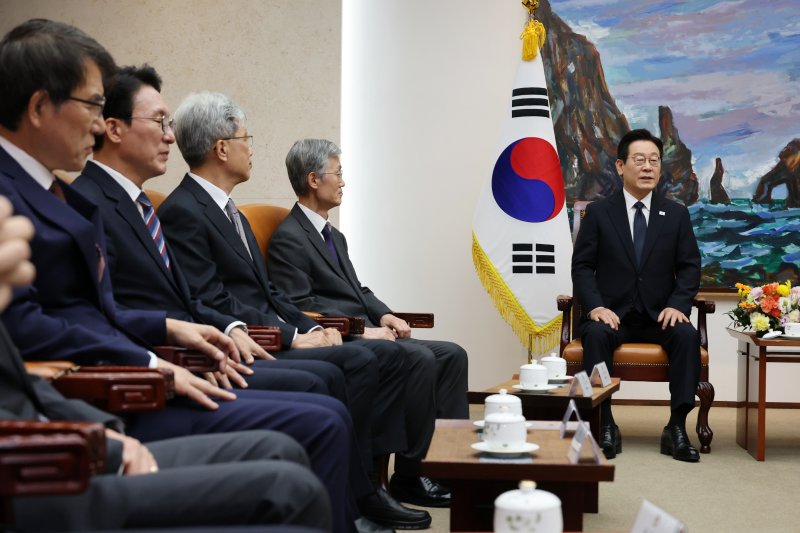 [서울=뉴시스] 국회사진기자단 = 시정연설을 위해 국회를 방문한 이재명 대통령이 4일 서울 여의도 국회의장 접견실에서 우원식 국회의장 등과의 환담에서 발언하고 있다. 2025.11.04. photo@newsis.com