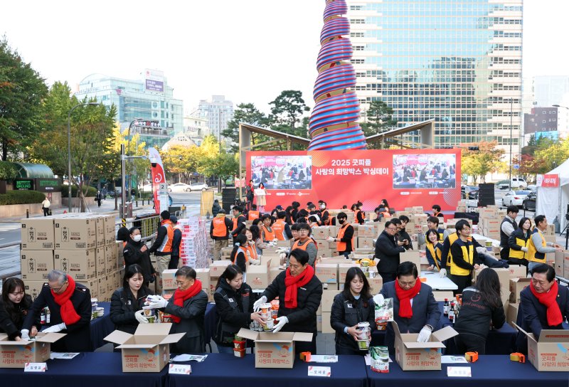 오세훈 서울시장이 4일 오전 서울 청계광장에서 열린 '2025 굿피플 사랑의 희망박스 박싱데이'에서 봉사자들과 함께 식료품 16종을 상자에 담고 있다. 2025.11.4/뉴스1 ⓒ News1 황기선 기자