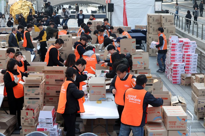 4일 오전 서울 청계광장에서 열린 '2025 굿피플 사랑의 희망박스 박싱데이'에서 봉사자들이 식료품 16종을 상자에 담고 있다. 2025.11.4/뉴스1 ⓒ News1 황기선 기자