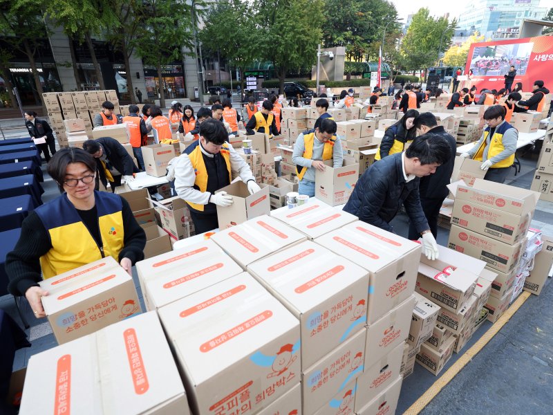4일 오전 서울 청계광장에서 열린 '2025 굿피플 사랑의 희망박스 박싱데이'에서 봉사자들이 식료품 16종을 상자에 담고 있다. 2025.11.4/뉴스1 ⓒ News1 황기선 기자