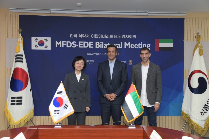 식품의약품안전처는 지난 1일 사이드 알 하제리 아랍에미리트(UAE) 의약품청(EDE) 이사회 의장 겸 국무장관, 타니 알 제유디 대외무역부 장관 등과 양자회의를 가졌다고 4일 밝혔다.(식품의약품안전처 제공)