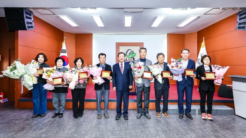 함안군 '군민 으뜸상' 수상자들(함안군 제공. 재판매 및 DB금지).