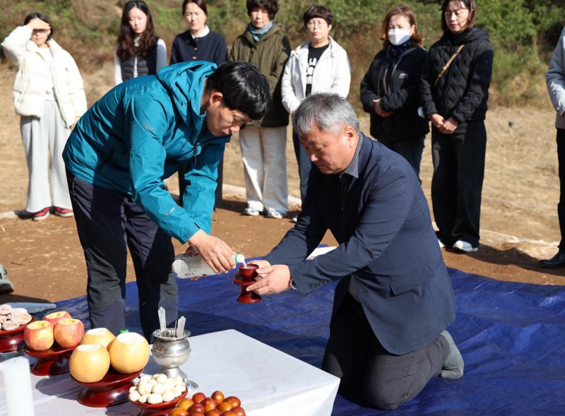 4일 상주시 사벌국면 목가리 석조관세음보살입상 및 과거길에서 수험생과 학부모, 주민 등 100여명이 모여 수능 합격기원제를 열고 수험생들의 합격을 기원했다.(상주박물관 제공. 재판매 및 DB금지) /뉴스1