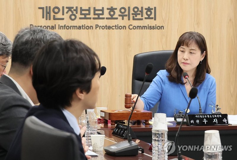 의사봉 두드리는 우지숙 위원 (출처=연합뉴스)