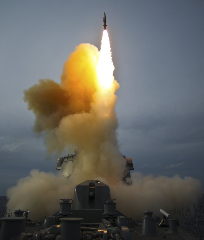 [하와이=AP/뉴시스]일본 방위성은 미국제 순항미사일 토마호크 운용 능력을 갖추기 위해 해상자위대 이지스함 '초카이'를 미국으로 파견했다고 마이니치신문이 4일 보도했다. 사진은 일본 해상자위대가 2008년 11월 19일 공개한 것으로 초카이함이 하와이 카우아이섬 해안에서 표적을 격추하기 위해 요격 미사일을 발사하는 모습. 2025.11.04.