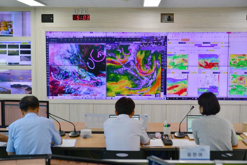 [광주=뉴시스] 이현행 기자 = 광주기상청 예보관들이 8일 오후 광주 북구 광주기상청에서 기상청 본부와 기상 예보 브리핑을 하고 있다. 2025.08.08. lhh@newsis.com