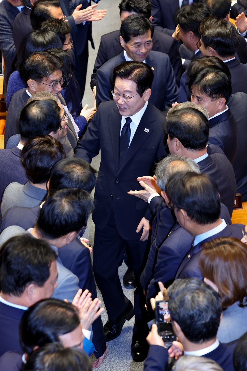 이재명 대통령이 4일 국회에서 2026년도 정부 예산안 시정연설을 마친 뒤 의원들과 인사하며 본회의장을 나서고 있다. 연합뉴스